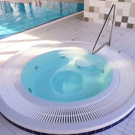 Nika Pool&spa 5morz 아파트 시아노제티